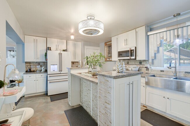 Building Photo - 2805 W 83rd Pl