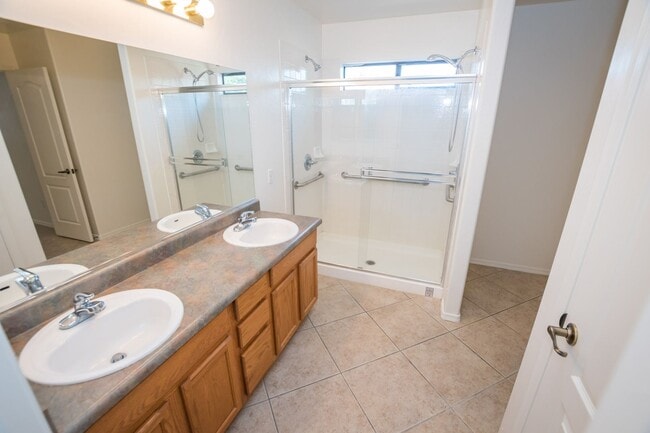 Building Photo - Charming 3-bedroom, 2-bathroom Home w/ 2 C...