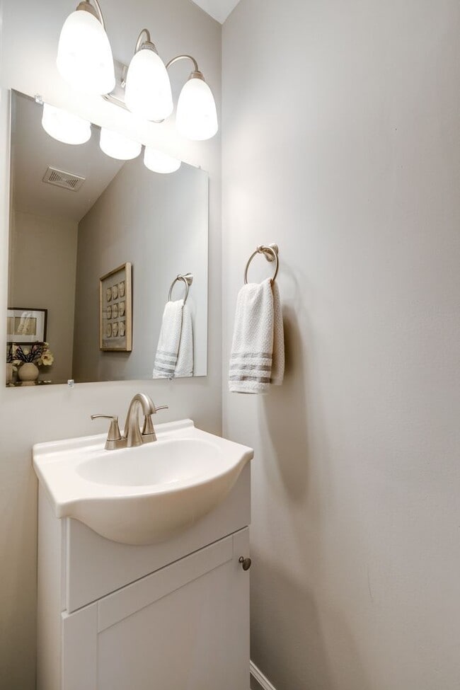 Building Photo - 15909 Dockside Ct