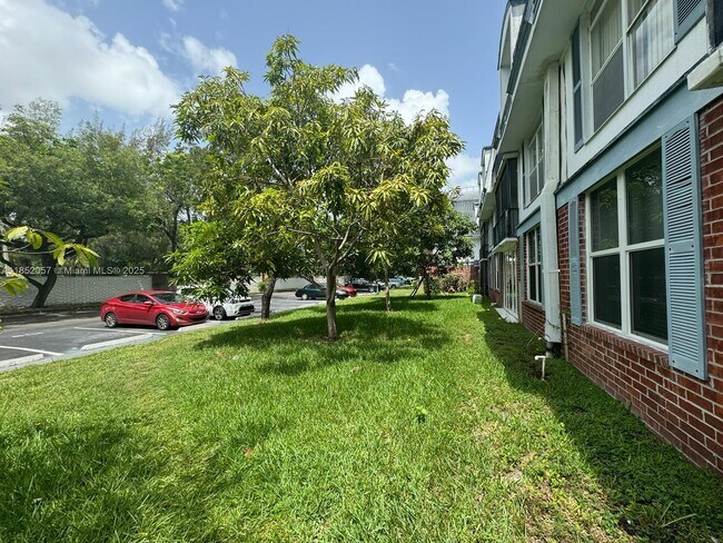 Building Photo - 3660 Inverrary Dr