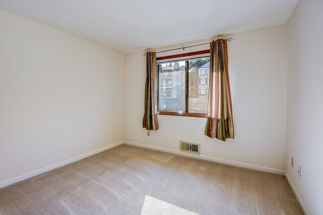 Building Photo - 2bd/2ba Bellevue Condo