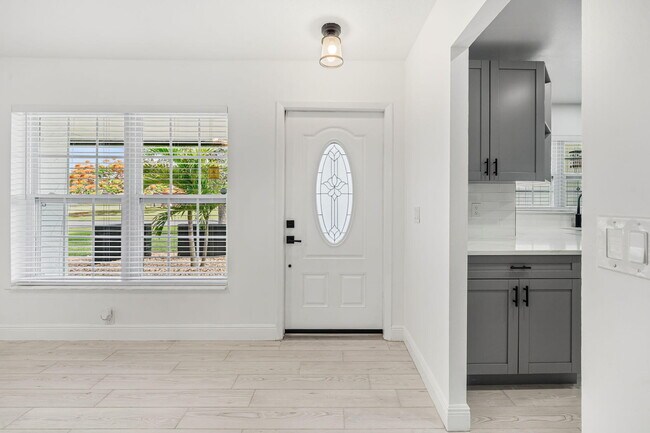 Building Photo - 908 Hibiscus Dr