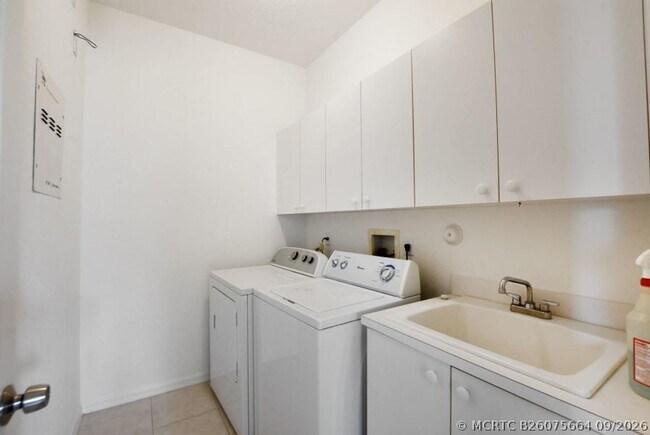 Building Photo - 1388 Beacon Cir