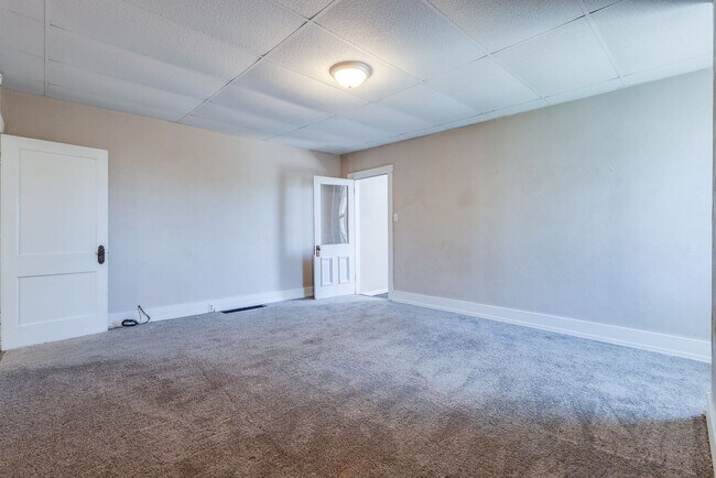 Building Photo - AVAILABLE APRIL 2026