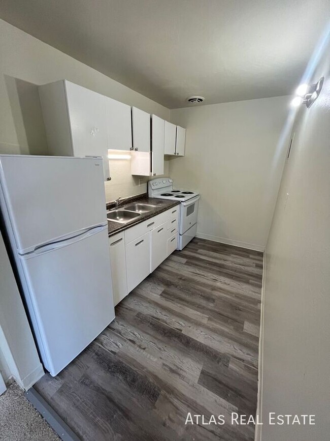 Building Photo - Back on the Market! Spacious 1 Bed 1 Bath ...