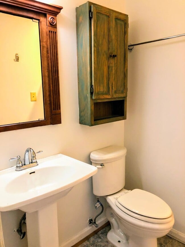Building Photo - 3 bedroom 2.5 bathroom Home Near UGA and on the UGA Busline!