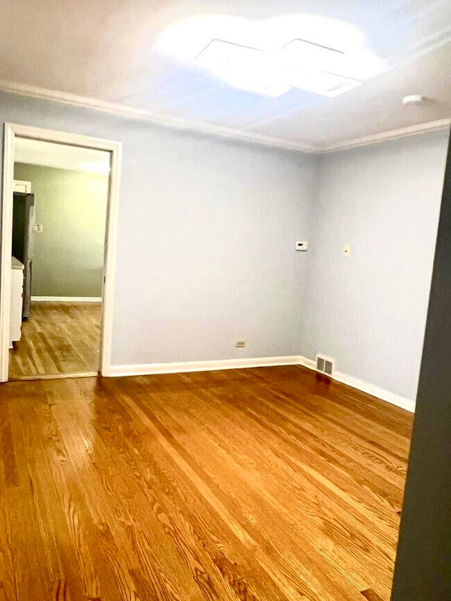 Building Photo - 6537 N Knox Ave