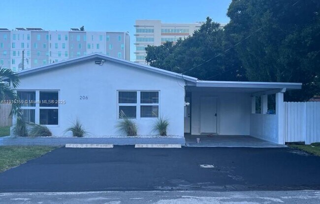 Building Photo - 206 SE 10th St