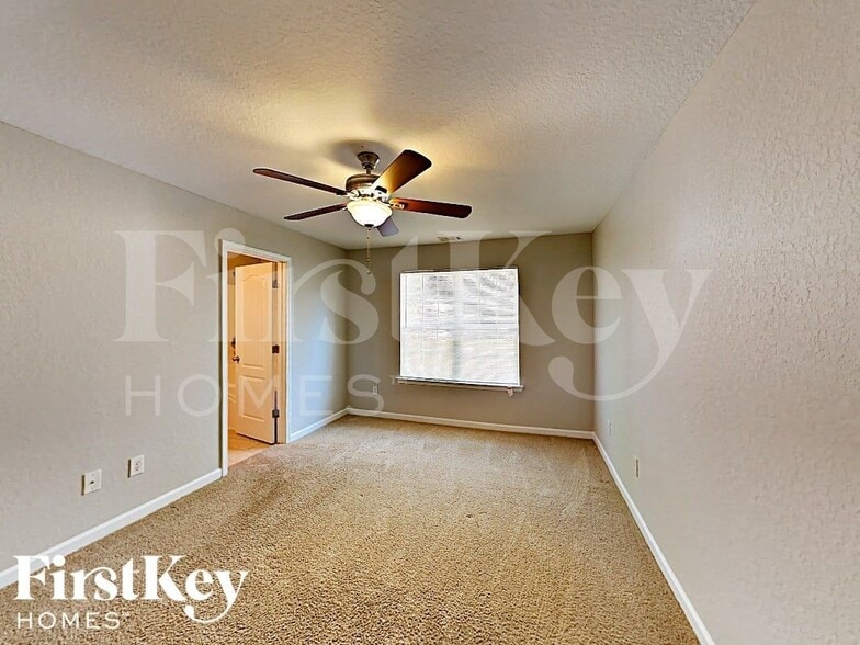 Building Photo - 355 Lakeside Point