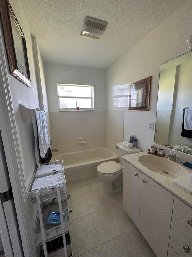 Building Photo - 707 NW Floresta Dr