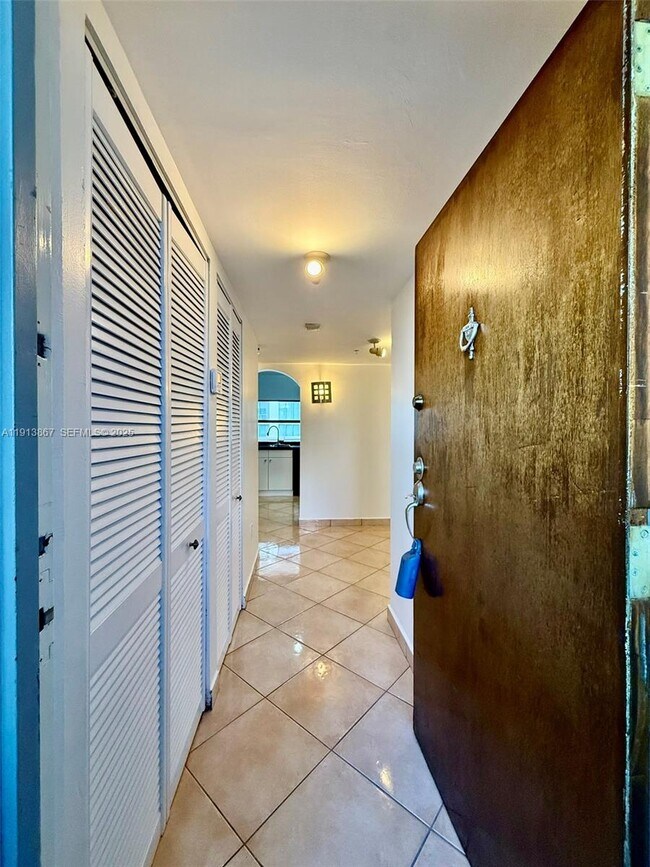 Building Photo - 555 NE 30th St