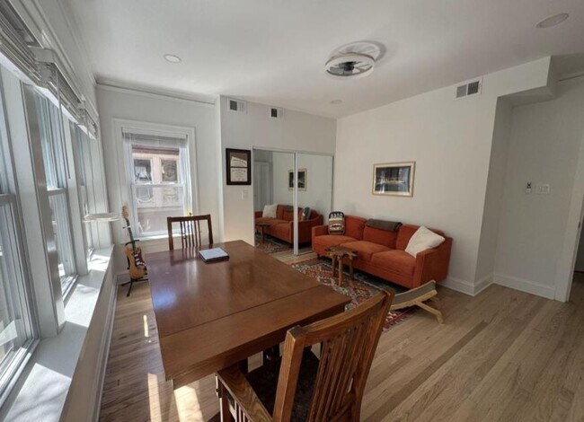 Building Photo - 2 bedroom in Chicago IL 60618