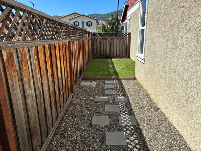 Building Photo - Spacious 3BR House in Gilroy
