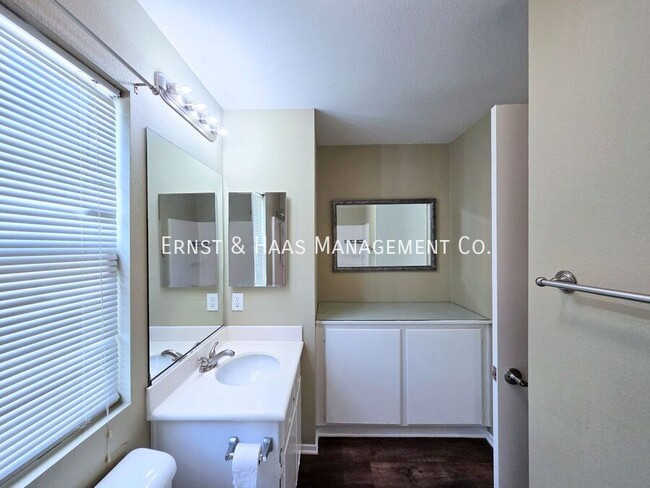 Building Photo - 2931 N Santa Fe Pl