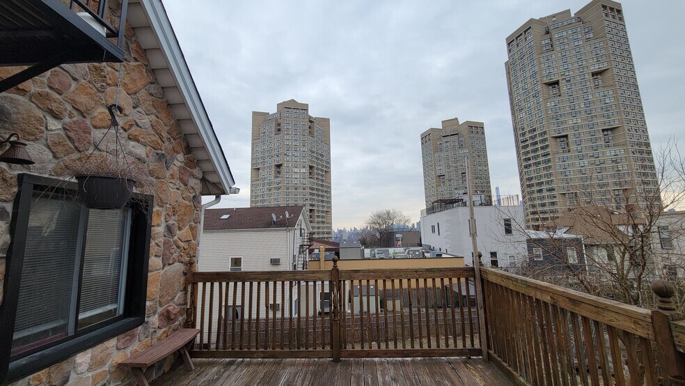 Building Photo - 19 70th St