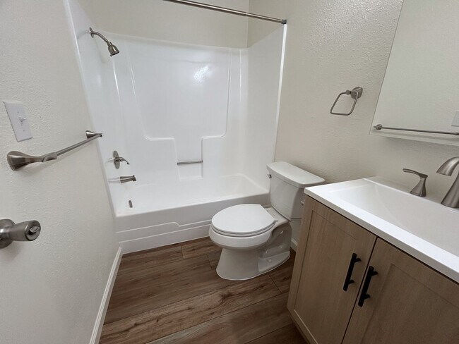 Building Photo - 2 Bedroom Duplex for Rent in Chico CA | Garage, Fireplace, Walk-In Closet, Backyard!