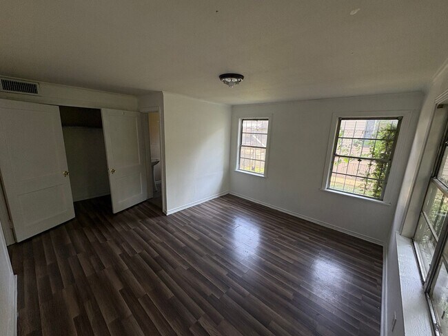 Building Photo - Large 3 bedroom, 2 bath with refrigerator!