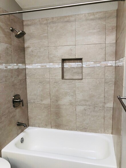 Master Bedroom Shower/Tub - 422 Wright St