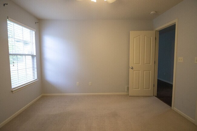 Building Photo - Stunning 3Bed/2BA Home with Dual Living Spaces/Garage