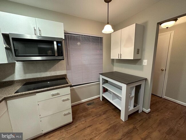 Building Photo - 502 Greenhill Ct