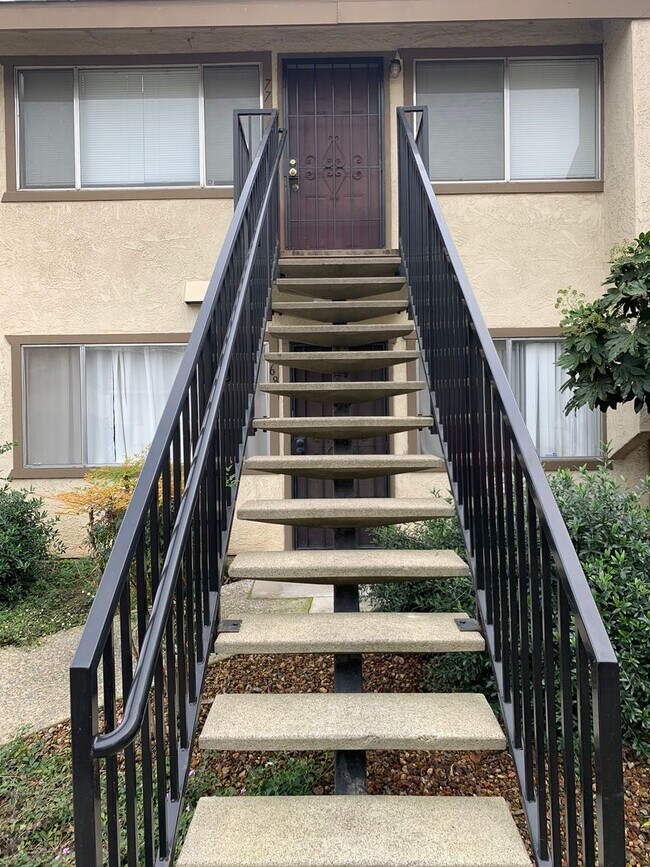 Building Photo - STA325