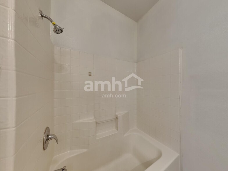 Building Photo - 1105 Skylark Dr