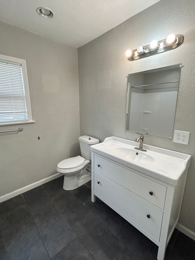 Building Photo - Great 3 bed 2 bath 1 car garage now available