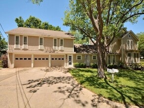 Building Photo - 316 1/2 E 7th Street Unit