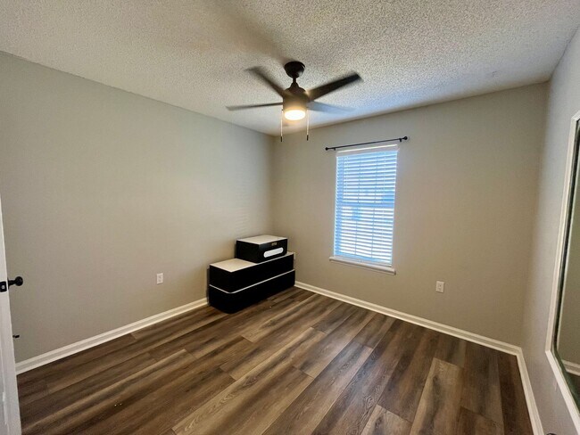 Building Photo - 4133 Hamilton Cir