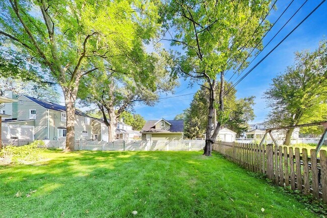 Building Photo - 539 S Evergreen Ave