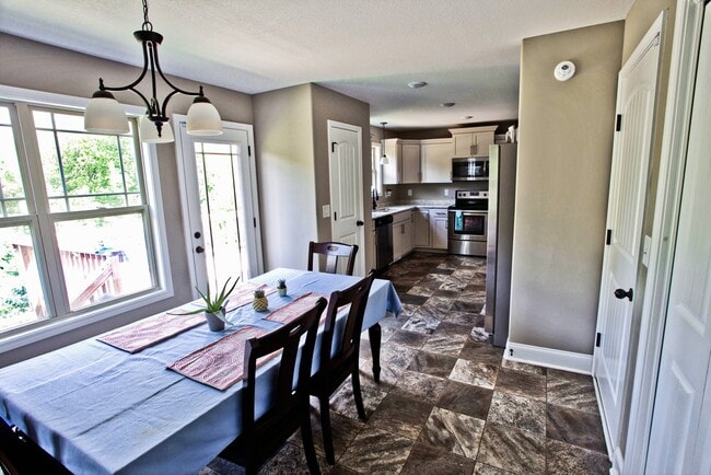 Building Photo - Fantastic 3 Bedroom Near Downtown!