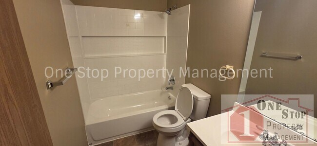 Building Photo - 3 Bedroom 2 Bathroom Duplex with 1 car garage in KCMO
