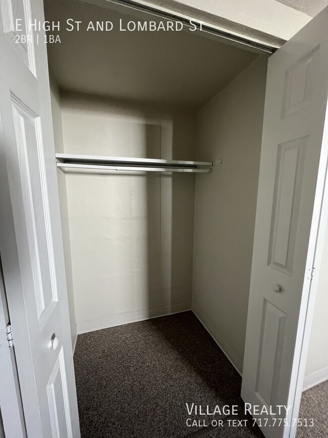 Building Photo - Huge 2-Bed apartment with washer/dryer hoo...