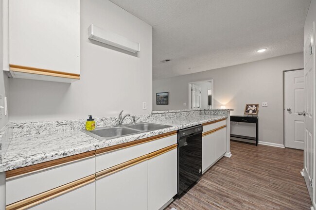 Building Photo - FULLY FURNISHED EXCLUSIVE SHORT AND MIDTERM RENTAL ONLY!