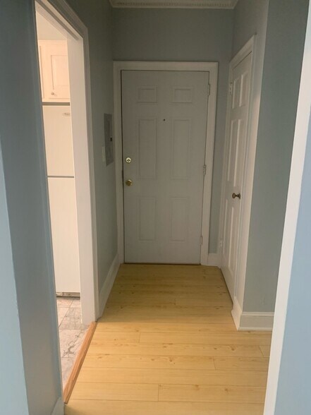 entryway - 1121 Myrtle Ave