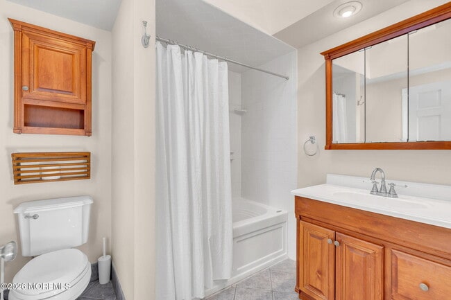 Building Photo - 104 Bank St