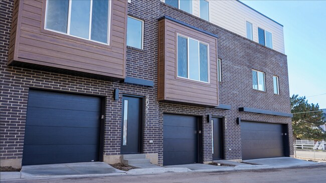 Building Photo - 2061 S Main St