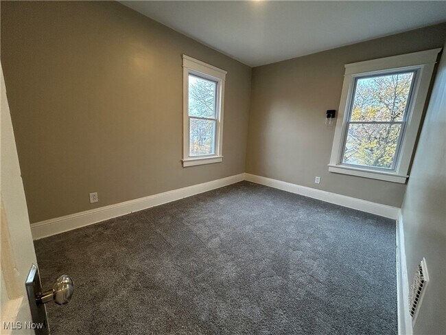 Building Photo - 7417 Linwood Ave