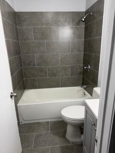 Building Photo - 5865 Aurora Ct