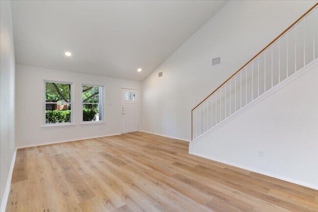 Building Photo - 1025 Doras Dr