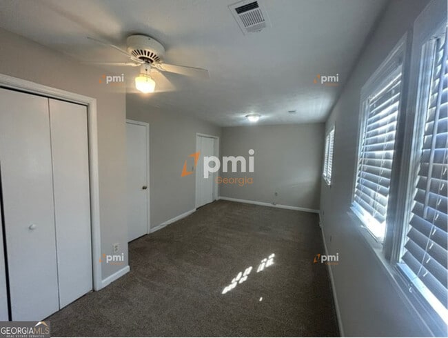 Building Photo - 667 Rae Dr SW