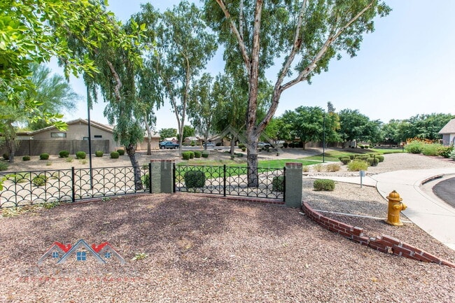 Building Photo - 2334 E Longhorn Pl