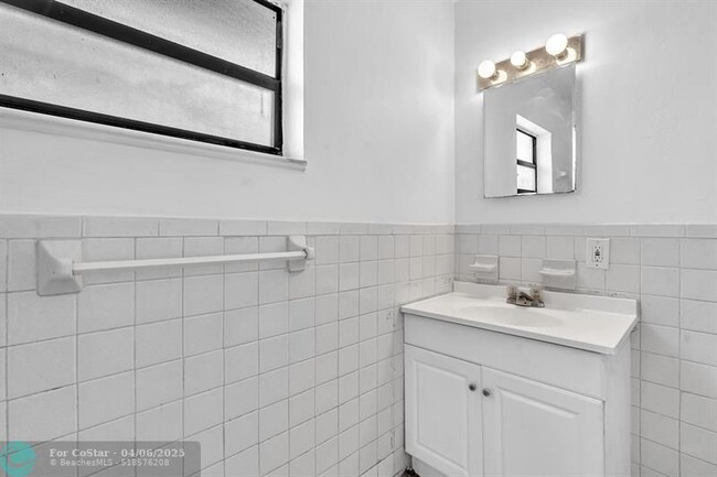 Building Photo - 5740 NW 27th Ct