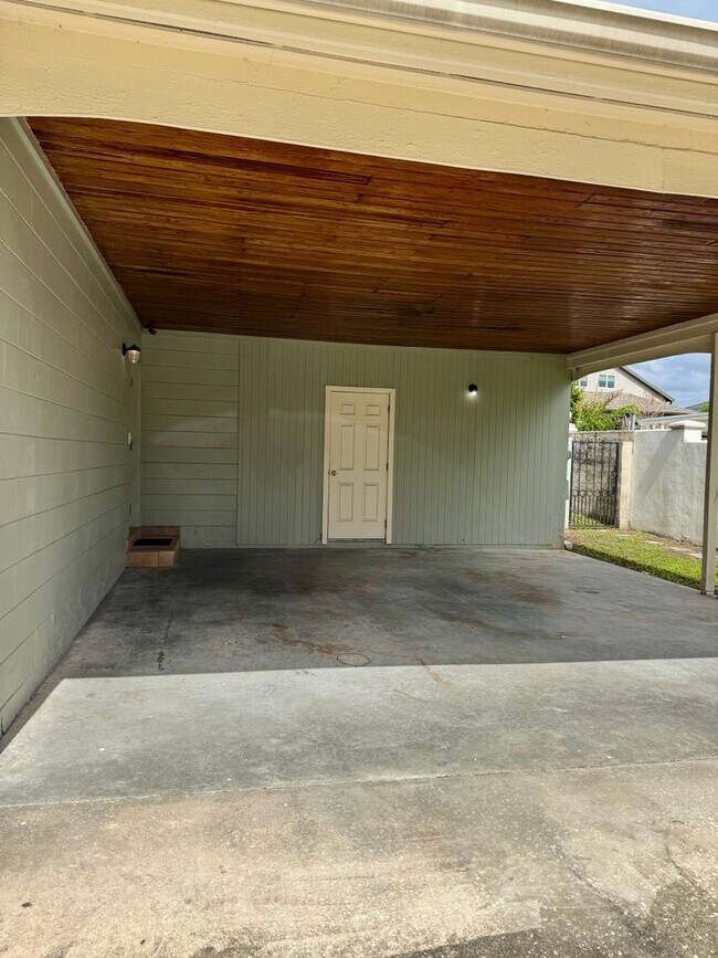 Building Photo - Remodeled Tampa Home