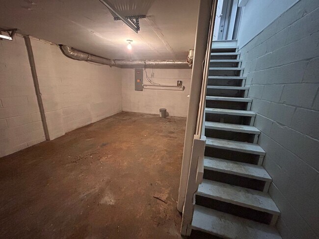 Building Photo - 4503 Lakeview Dr NW