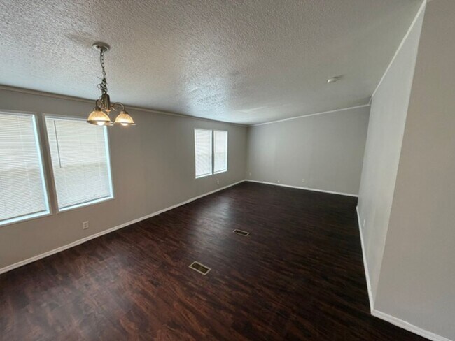 Building Photo - ***4 BEDROOM/2 BATHROOM IN DEWEY***