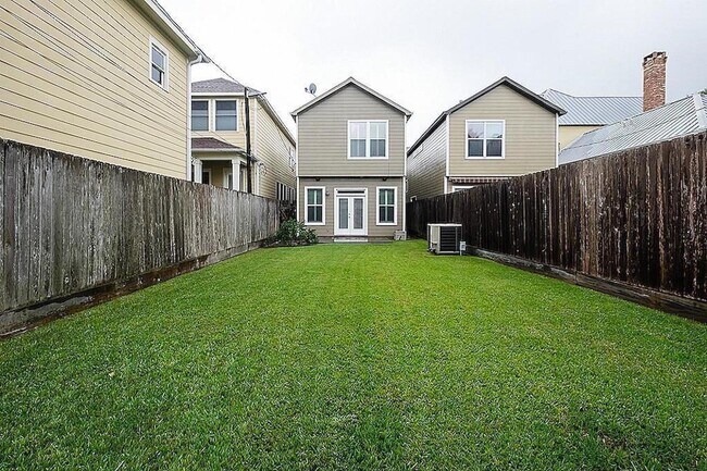 Building Photo - 834 Nicholson St