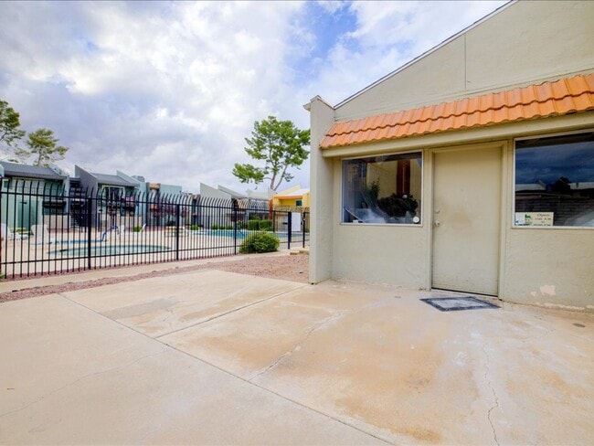 Building Photo - $400 OFF FIRST MONTH'S RENT!*