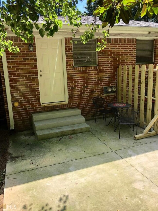 Building Photo - 1260 Woodland Ave NE