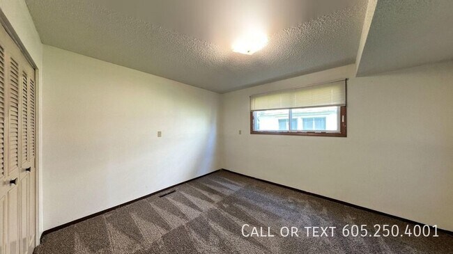 Building Photo - Effortless Living: Open-Layout 2BR Home